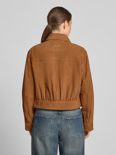 Kobiece model prezentuje kurtkę skórzaną Regular Fit Lederjacke aus echtem Ziegenleder Modell 'C_SALISA 60' od BOSS Orange w karmelowym kolorze, matowa tekstura, Ganzkörperansicht Rückansicht.