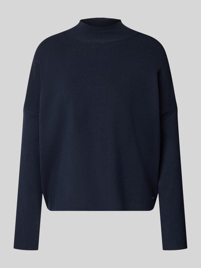 Produktfoto, dunkelblauer Strickpullover aus Viskose-Mix mit Stehkragen von MORE & MORE, strukturierte Oberfläche, Regular Fit, überschnittene Schultern
