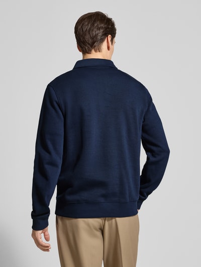 Männermodel trägt Regular Fit Sweatshirt aus reiner Baumwolle von Lacoste in Optik: Unifarben, Materialverarbeitung: Ripp, Ganzkörperansicht Rückansicht.