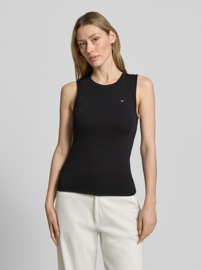 Frauenmodel trägt Slim Fit Tank Top aus reiner Baumwolle Modell 'SLIM CODY' von Tommy Hilfiger, Optik: Unifarben, Logo-Stitching, Rundhals, breite Träger, Nahaufnahme Oberkörper.