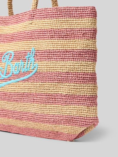 Produktfoto, Strandtasche mit herausnehmbarer Innentasche od MC2 Saint Barth, słomkowa faktura, różowo-beżowe pasy, model 'RAFFIA BEACH', wymienny worek, haftowane logo, uchwyty do ręki, szerokość w rozmiarze 1: 51 cm, długość: 34 cm, głębokość: 14 cm, pasek na ramię: 50 cm