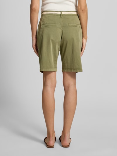 Frauenmodel trägt Regular Fit Bermudas aus Baumwoll-Mix von s.Oliver RED LABEL in Optik: Unifarben, Twill-Struktur, Ganzkörperansicht Rückansicht.