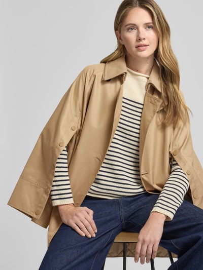 Frauenmodel trägt Regular Fit Trenchcoat mit Steppeinsatz Modell 'MANNA' von Weekend Max Mara in Beige, Baumwoll-Mix, Nahaufnahme Oberkörper.