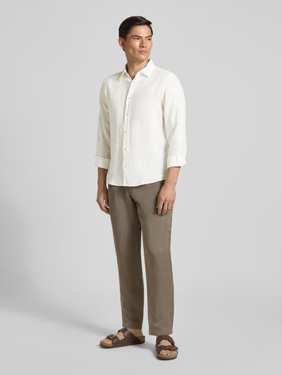 Męski model nosi Regular Fit Freizeithemd aus reinem Leinen od s.Oliver RED LABEL, jasny kolor, długi rękaw, krój regular fit, bawełna, widok całej sylwetki z przodu.