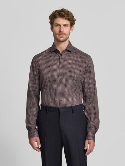 Männermodel trägt Body Fit Businesshemd aus Baumwoll-Mix von OLYMP in dunklen Farben mit feinem Muster, Ganzkörperansicht von vorne, Herren Businesshemd von OLYMP Level 5.