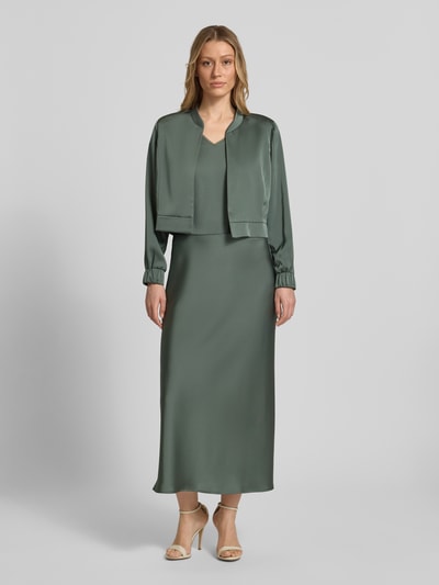 Frauenmodel trägt Satinrock mit elastischem Bund von V by Vera Mont in Salbeigrün, glatte Textur, gerader Schnitt, Midirock, Ganzkörperansicht von vorne.