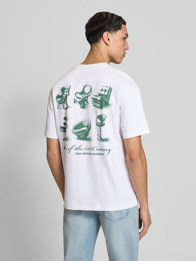 Männermodel trägt Herren T-Shirt von Only & Sons, Modell 'FRED LIFE', Optik: Unifarben, Regular-Fit, Rücken-Print, reine Baumwolle, Ganzkörperansicht Rückansicht.