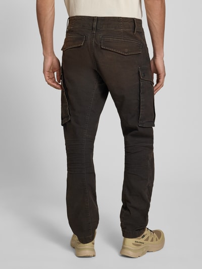 Männermodel trägt Regular Tapered Fit Hose mit Cargotaschen Modell 'Rovic' von G-Star Raw in Braun, Used-Look, Ganzkörperansicht Rückansicht. Baumwoll-Elasthan-Mix, Bundweite 44 cm, Innenbeinlänge 78 cm.