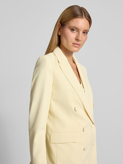 Frauenmodel trägt Regular Fit Blazer mit Pattentaschen von Christian Berg Cocktail in Creme, Zweireiher, Material-Mix mit Stretch-Anteil, Nahaufnahme Oberkörper.