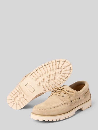 Produktfoto, Bootsschuhe aus Leder mit profilierter Sohle von Gant in Beige, Modell 'Tratton', Abgerundete-Spitze, Schnürung, Echtes Leder, Absatzhöhe 3 cm, Schafthöhe 7 cm, Schaftweite 11 cm, strukturierte Oberfläche und grobe Profilsohle.