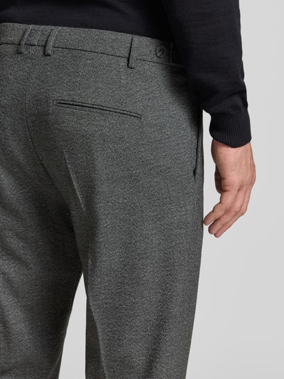 Männermodel trägt Anzughose mit Bügelfalten Modell 'salto' von CINQUE, Materiaalmix met viscose, regular fit, Achterzak, detailaufnahme Rückansicht.