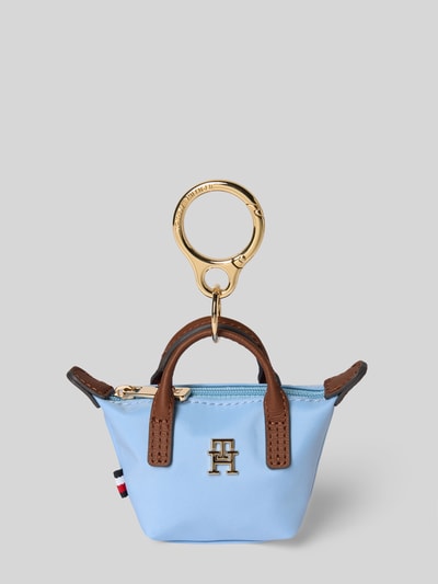 Produktfoto, Schlüsselanhänger im Henkeltaschen-Design von Tommy Hilfiger in Hellblau mit Logo-Applikation aus Metall, glatte Textur