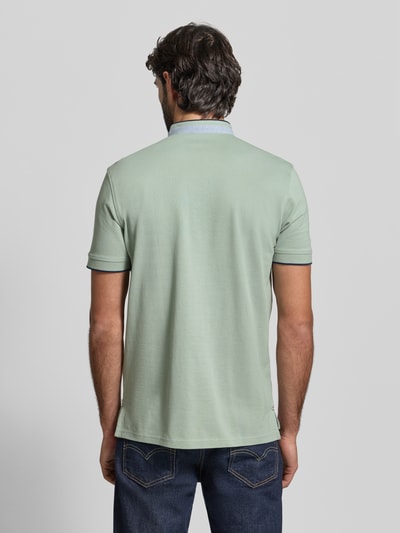 Męski model nosi Regular Fit Poloshirt aus reiner Baumwolle mit Stehkragen von Christian Berg Men, zielony, krój regular fit, stójka z listwą guzikową, krótki rękaw, elastyczne zakończenia rękawów, długość tyłu w rozmiarze M: 75 cm, widok całej sylwetki od tyłu