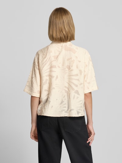 Frauenmodel trägt Regular Fit Bluse aus Viskose-Mix Modell 'Zlowera' von someday, cremefarben, Allover-Look, Ganzkörperansicht Rückansicht.