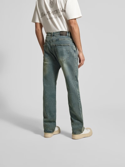Männermodel trägt Bootcut Fit Jeans aus Baumwoll-Mix von Don't Waste Culture in Blau mit Kontrastnähten, 5-Pocket-Design, Ganzkörperansicht Rückansicht.