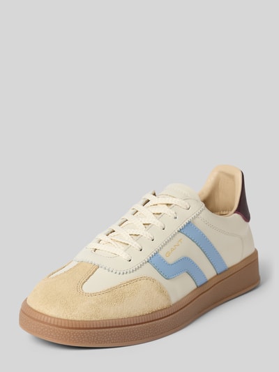 Produktfoto, Sneaker aus echtem Leder Modell 'Cuzima' von Gant, kremowe i jasnoniebieskie kolory, zaokrąglony krój, logo, gładka podeszwa, wysokość obcasa 3 cm, wysokość cholewki 7 cm, szerokość w rozmiarze 40: 9 cm