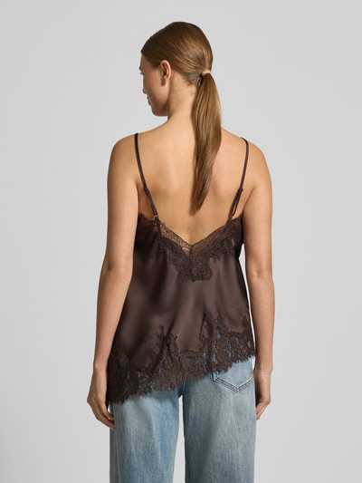 Vrouwenmodel draagt Trägertop met Spitze Model 'Viole' van Neo Noir, materiaalmix met stretch, asymmetrische look, spaghettibandjes, kanten details, ruglengte maat 36: 68 cm, donkere kleur, gladde textuur, Ganzkörperansicht Rückansicht.