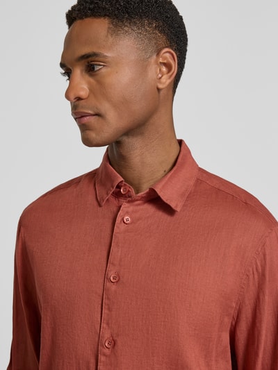 Männermodel trägt Slim Fit Freizeithemd aus Leinen-Baumwoll-Mix Modell 'RAMIS' von Drykorn in rötlichem Two-Tone, Nahaufnahme Oberkörper. Herren Poloshirt, Rückenlänge 80 cm, Schulterbreite 46 cm, Ärmellänge 66 cm.