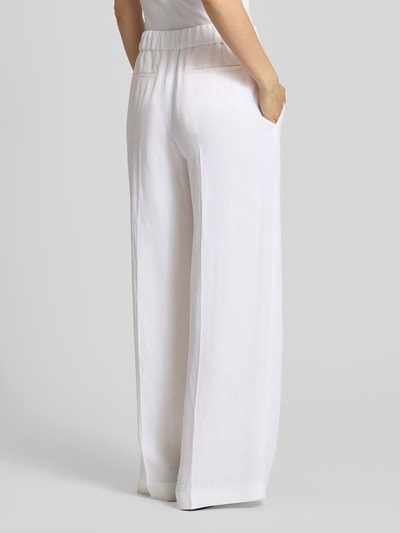 Frauenmodel trägt Relaxed Fit Hose aus Leinen-Mix Modell 'TIANA11' von BOSS, Optik: Unifarben, Paspeltaschen hinten, Material: Leinen-Viskose-Mix, Ganzkörperansicht Rückansicht.