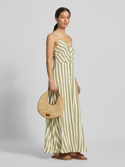 Frauenmodel trägt Maxikleid aus Viskose mit Knopfleiste Modell 'SAVANNA' von YAS, gestreiftes Muster, Ganzkörperansicht von vorne.