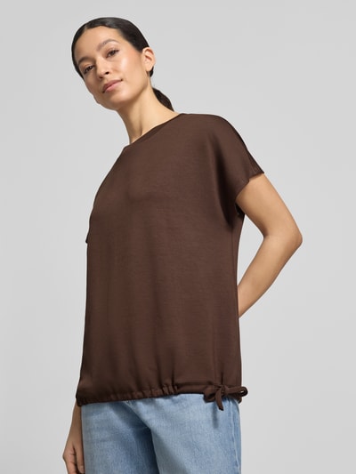 Vrouwenmodel draagt T-Shirt met Rundhalsausschnitt van Soyaconcept in bruin, regular fit, modalmix, kapmouwen, tunnelkoord, vooraanzicht bovenlichaam