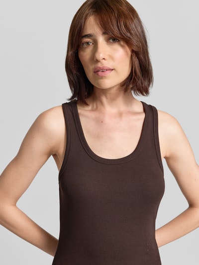 Vrouwenmodel draagt Tanktop in Ripp-Optik mit Rundhalsausschnitt van closed, mix van katoen en elastaan, slim fit, Riblook, ronde hals, ruglengte maat S 52 cm, Nahaufnahme bovenlichaam