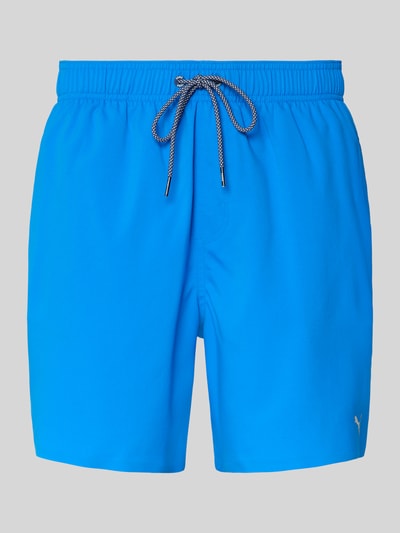 Produktfoto, Badeshorts mit Seitentaschen und Reißverschlusstasche hinten von PUMA, Regular Fit, elastischer Bund, leuchtend blaues Material