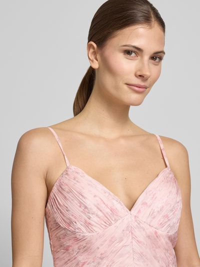 Vrouwenmodel draagt avondjurk met volantzoom en spaghettibandjes van Hey Kyla, chiffon, a-lijn, v-hals, nahaufnahme bovenlichaam.