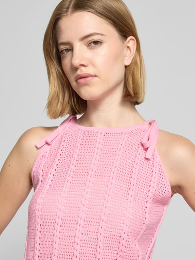 Frauenmodel trägt Relaxed Fit Trägertop aus Baumwoll-Mix Modell 'LUX LIGHT' von Vero Moda, Optik: Unifarben, Lochstrickmuster, Rundhals, Bindebänder, Materialverarbeitung: Strick, Nahaufnahme Oberkörper.