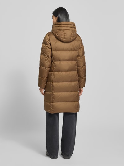 Frauenmodel trägt Shaped Fit Daunenmantel mit Kapuze von Marc O'Polo, Optik: Unifarben, Stepp, Langarm, Rückansicht, Ganzkörperansicht Rückansicht.