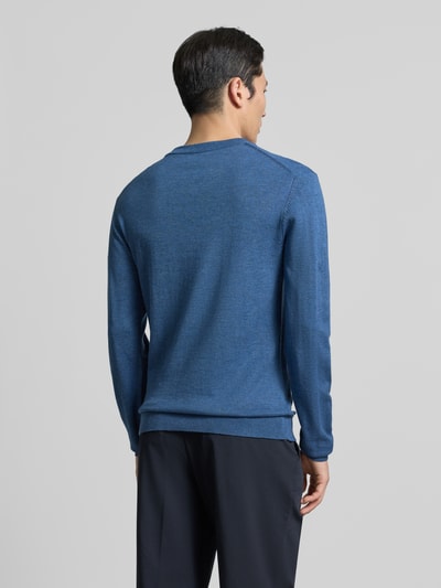 Männermodel trägt Strickpullover mit gerippten Abschlüssen Modell 'BELLS' von Casual Friday in Blau, Rückenansicht, Ganzkörperansicht
