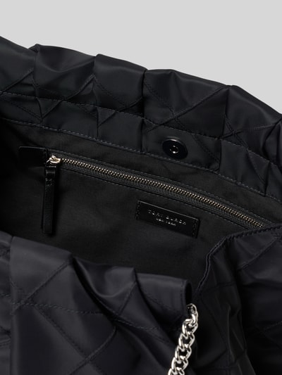 Produktfoto, Handtasche in Stepp-Optik von Tory Burch in Schwarz mit Ketten-Trageriemen, Magnetverschluss, Reißverschlussfach innen, Detailaufnahme