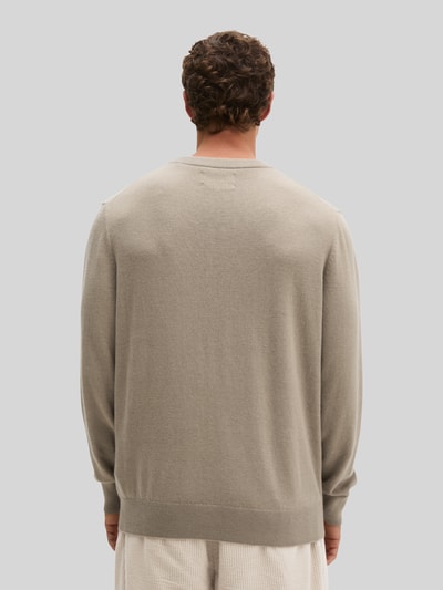 Männermodel trägt Regular Fit Pullover aus Baumwoll-Mix mit Schurwoll-Anteil von Marc O'Polo in Beige, Ganzkörperansicht Rückansicht. Herren Pullover von Marc O'Polo