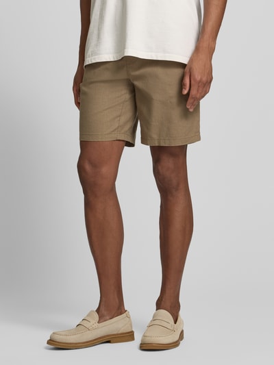 Männermodel trägt Shorts aus Leinen-Baumwoll-Mix Modell 'barton' von Matinique in beige, regular fit, elastische band met tunnelkoord, nahaufnahme onderlichaam. Context: heren short, mix van katoen en linnen, regular fit, elastische band, tunnelkoord, bandwijdte maat M 43 cm, binnenbeenlengte 21 cm.