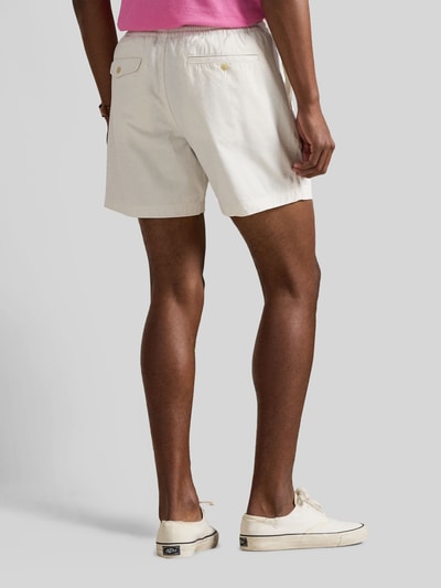 Männermodel trägt Regular Fit Shorts aus Baumwoll-Mix von Polo Ralph Lauren in Beige, unifarben, elastischer Beinabschluss, Ganzkörperansicht Rückansicht.