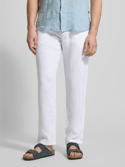 Männermodel trägt Leinenhose mit Schnürung und Gesäßtaschen von MCNEAL in Weiß, Reine Leinen, Regular-Fit, Ganzkörperansicht von vorne.
