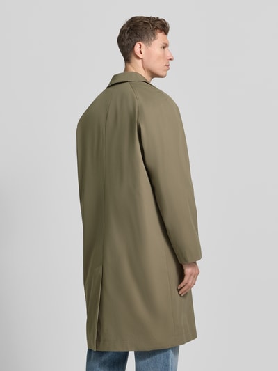 Männermodel trägt Mantel mit Kentkragen von MCNEAL in Olivgrün, lockerer Schnitt, Eingrifftaschen, Rückenlänge 103 cm, Ganzkörperansicht Rückansicht.