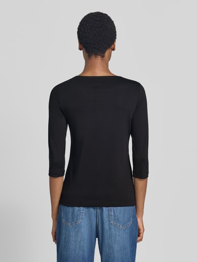 Frauenmodel trägt Regular Fit Shirt aus reiner Baumwolle von Christian Berg Woman in Schwarz, glatte Textur, Ganzkörperansicht Rückansicht.