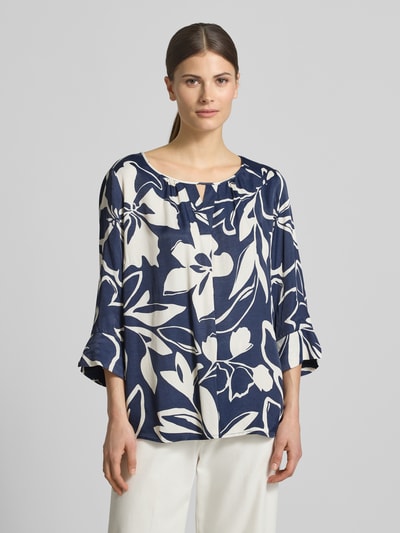 Kobiece modelka nosi Bluse aus Viskose mit Rundhalsausschnitt von Betty Barclay, czarno-biały allover-wzór, krój regular fit, czysta wiskoza, długość tyłu w rozmiarze 38: 64 cm, długość rękawa: 47 cm, widok całej sylwetki z przodu