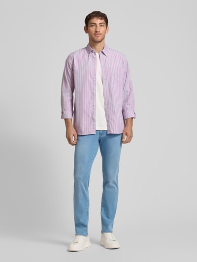 Mannenmodel draagt Slim Fit Jeans met 5-pocketmodel model 'Chuck' van Brax in lichtblauw katoenmix met stretch, recht model, geheel vooraanzicht