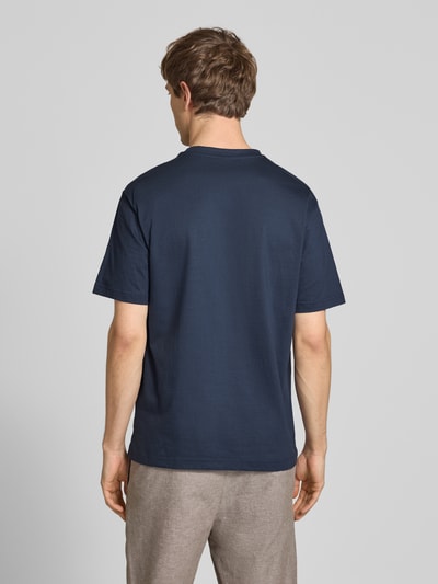Männermodel trägt Relaxed Fit T-Shirt aus reiner Baumwolle Modell 'FRED LIFE' von Only & Sons, Optik: Unifarben, Ganzkörperansicht Rückansicht.