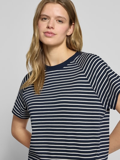 Vrouwenmodel draagt Relaxed Fit T-Shirt aus Baumwoll-Mix mit Label-Patch van G-Star Raw, donkerblauw-wit gestreept, ronde hals, korte mouwen, elastische zoom, katoen-elastaan-mix, labelpatch, halfclose-up bovenlichaam.