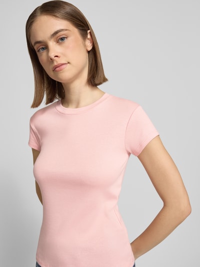 Frauenmodel trägt Damen T-Shirt mit Rundhalsausschnitt Modell 'EVERYDAY' von Topshop, Baumwoll-Mix, Slim Fit, rosa, Ganzkörperansicht von vorne. Rückenlänge bei Größe S 54 cm