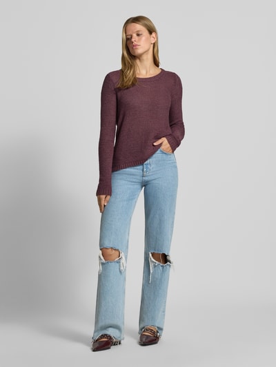 Frauenmodel trägt Regular Fit Pullover mit U-Boot-Ausschnitt Modell 'GEENA' von ONLY in Dunkellila, feine Struktur, Damen Pullover, Ganzkörperansicht von vorne.