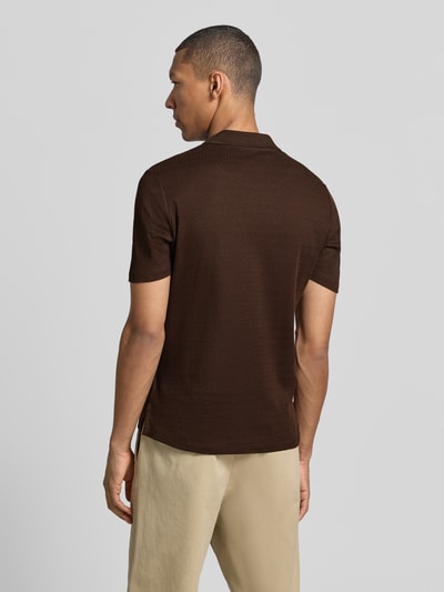 Männermodel trägt Modern Fit Poloshirt mit Polokragen und Label-Detail von MARKUP, reine Baumwolle, schlichte Struktur, Ganzkörperansicht Rückansicht.