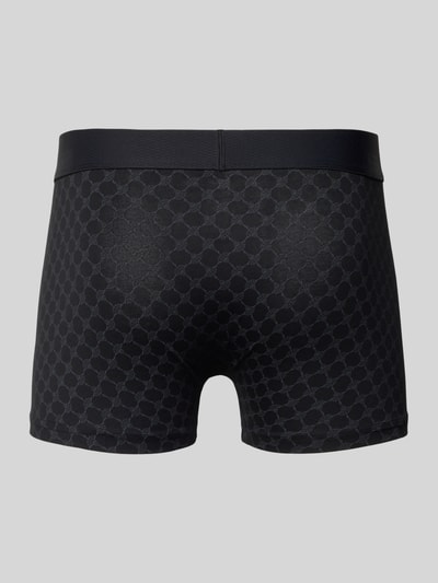 Männermodel trägt Trunks aus Baumwoll-Mix Modell 'Everyday' von JOOP! Collection, Schwarz mit Muster, elastischer Bund, Ganzkörperansicht Rückansicht.
