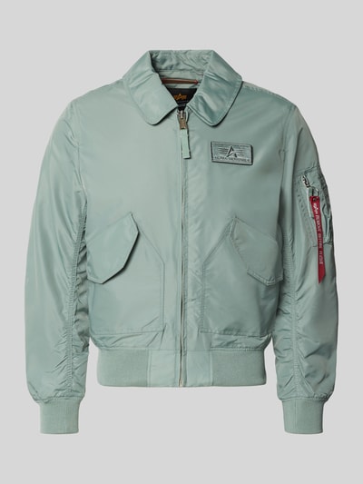 Produktfoto, Regular Fit Bomberjacke mit Logo-Patch von Alpha Industries, krój regular fit, wykładany kołnierz, nakładane kieszenie, zamek błyskawiczny, elastyczne wykończenia, długość tyłu w rozmiarze M: 66 cm, szerokość ramion w rozmiarze M: 44 cm, szerokość w rozmiarze M: 56 cm, długość rękawów w rozmiarze M: 66 cm, kolor jasnoniebieski, gładka tekstura