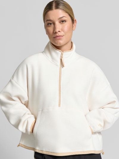 Vrouwenmodel draagt Relaxed fit fleecejack van Fabletics, Model 'Polar' met schipperskraag en kangoeroezak, crème, Ganzkörperansicht van voren.