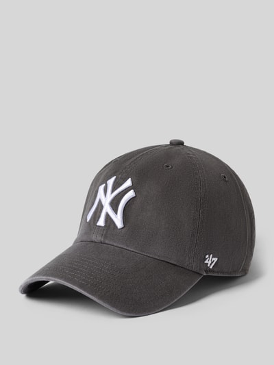 Produktfoto, dunkelgraue Basecap aus reiner Baumwolle Modell 'NEYYAN' von '47, weißes Logo-Stitching, klassische Passform, verstellbarer Riegel, eingefasste Luftlöcher