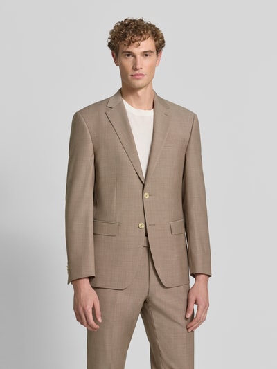 Männermodel trägt Slim Fit Anzug aus Schurwoll-Mix von HECHTER PARIS in hellem Beige mit Reverskragen, Ganzkörperansicht von vorne. Kontext: Schurwoll-Elasthan-Mix, Knopfleiste, Brust- und Pattentaschen, Anzughose mit Knopf- und Reißverschluss, Bundweite 45 cm, Rückenlänge 77 cm, Schulterbreite 42 cm, Ärmellänge 64 cm, Innenbeinlänge 79 cm.